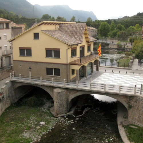 128_La_Pobla_de_Lillet,_pont_del_Magret_i_ajuntament.jpg